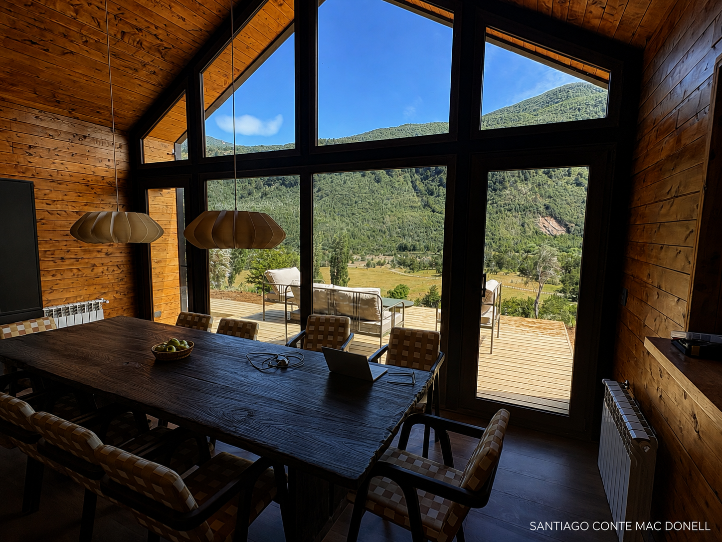 Comedor con ventanal panorámico de PVC y vista al valle