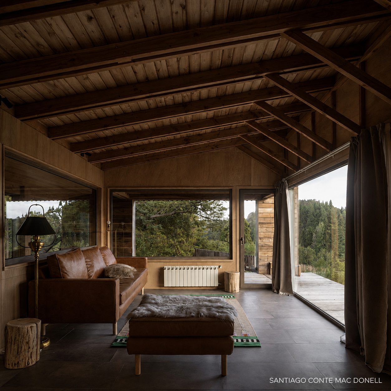 Living con ventanales de PVC y vista al bosque