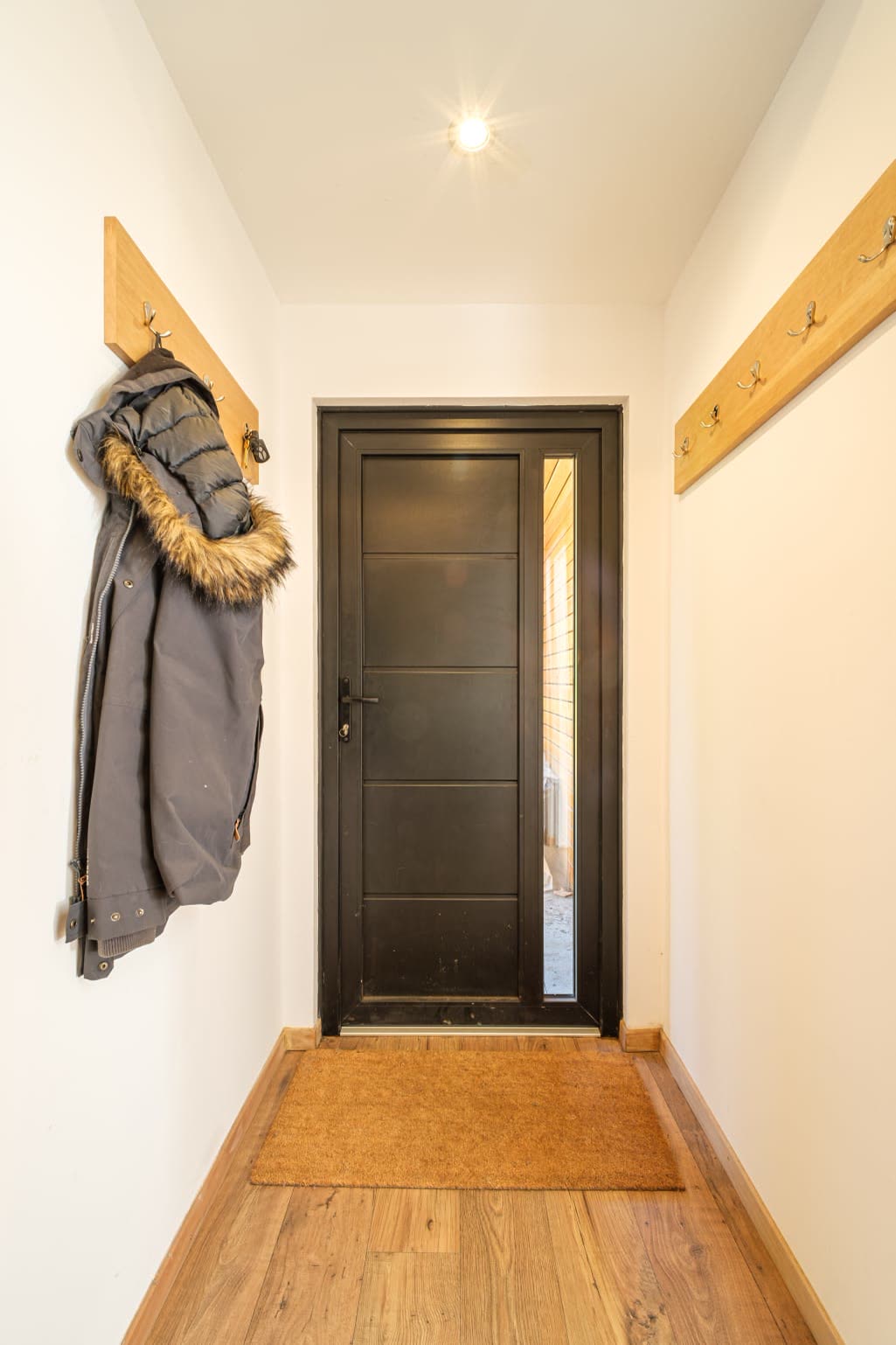 Puerta de PVC de Cóndor Andino en vivienda de montaña