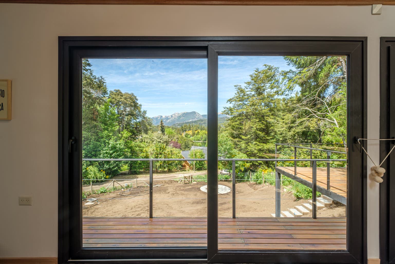 Ventana corrediza de PVC panorámica mirando al paisaje